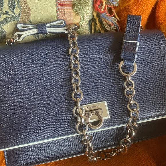 Shoulder pocket book in like new condition - Picture 3 of 4